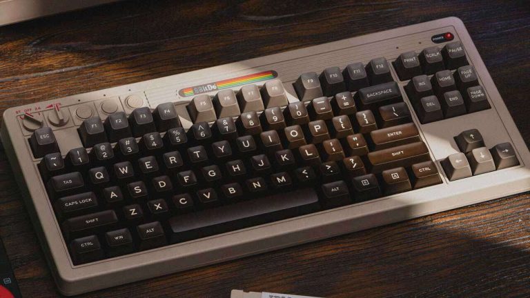 Le clavier de jeu PC inspiré du Commodore de 8BitDo est livré avec un stick d'arcade
