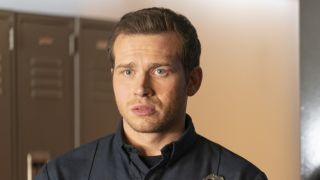 Oliver Stark dans 9-1-1 saison 7 en tant que Buck