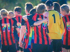 Les parents sont furieux après que les équipes de football féminines aient été anéanties par une équipe composée de cinq joueuses trans