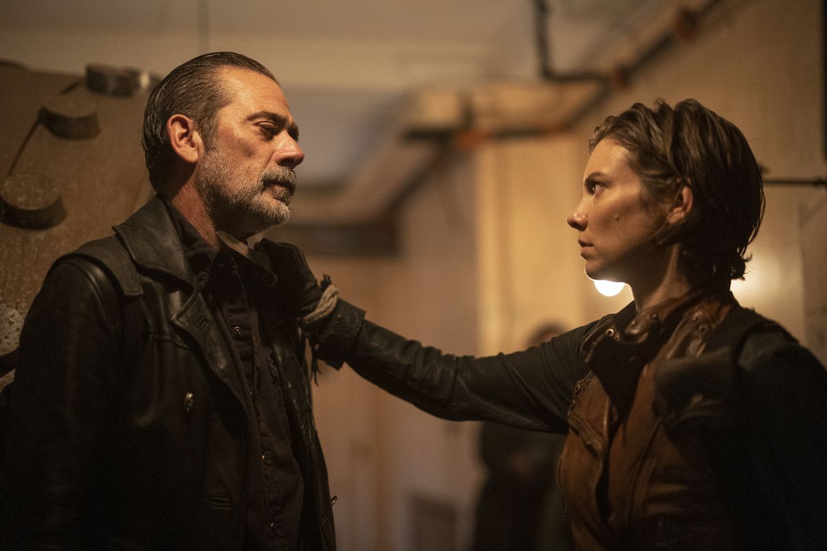 Maggie (Lauren Cohan) tenant un couteau sous la gorge de Negan (Jeffrey Dean Morgan)