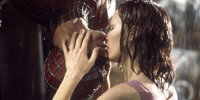 Kirsten Dunst admet que le tournage du baiser à l'envers emblématique de Spider-Man a été "misérable"
