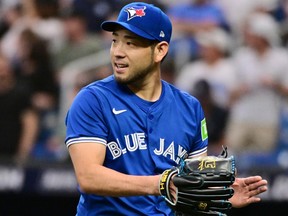 Le lanceur partant des Blue Jays Yusei Kikuchi réagit après la première manche contre les Rays au Tropicana Field de Saint-Pétersbourg, en Floride, le samedi 30 mars 2024.