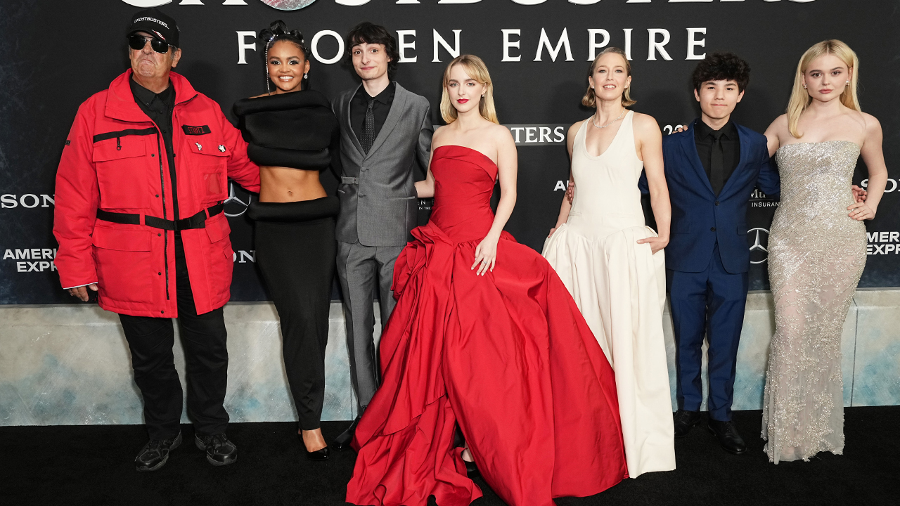 Dan Aykroyd, Celeste O'Connor, Finn Wolfhard, Mckenna Grace, Carrie Coon, Logan Kim et Emily Alyn Lind lors de la première mondiale de "SOS Fantômes : Empire Gelé" tenue à l'AMC Lincoln Square New York le 14 mars 2024 à New York.