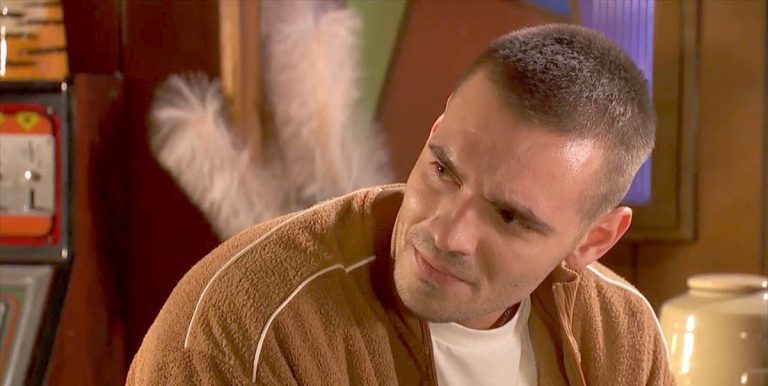 Abe de Hollyoaks s'en prend à Cleo dans une scène troublante
