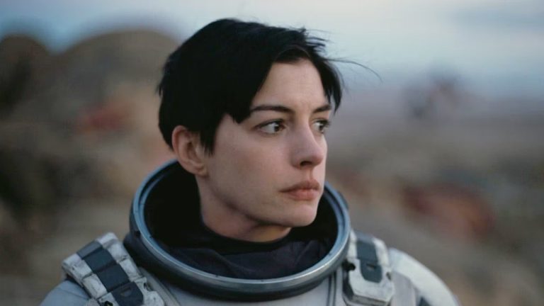 Anne Hathaway qualifie Christopher Nolan d'"ange" pour l'avoir soutenue après la réaction des Oscars
