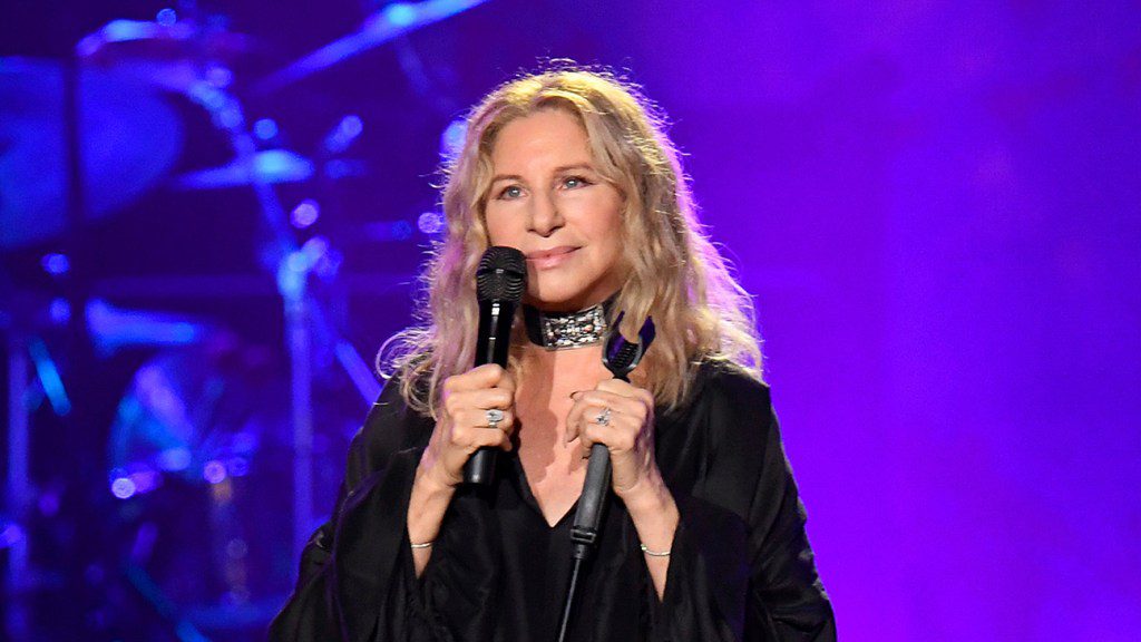 Barbra Streisand condamne le prix RBG décerné à Elon Musk et Rupert Murdoch : « Je doute fortement qu'elle approuverait »
