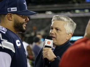 Le journaliste d'ESPN Chris Mortensen, à droite, interviewe le quart-arrière des Cowboys de Dallas, Dak Prescott, à gauche, après un match de football de la NFL contre les Giants de New York, le 5 novembre 2019, à East Rutherford, dans le New Jersey.