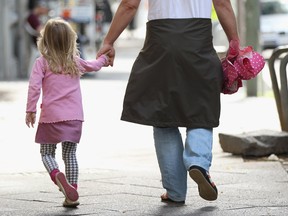 La montée en flèche des prix et la diminution des options de garde exercent une pression sur les parents.