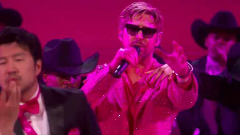 Découvrez la réaction impressionnante dans les coulisses lorsque le public réalise que Ryan Gosling est sur le point d'interpréter "I'm Just Ken" aux Oscars
