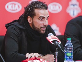 Dwayne De Rosario, natif de Toronto et ancien joueur du TFC, s'adresse aux médias en 2014.