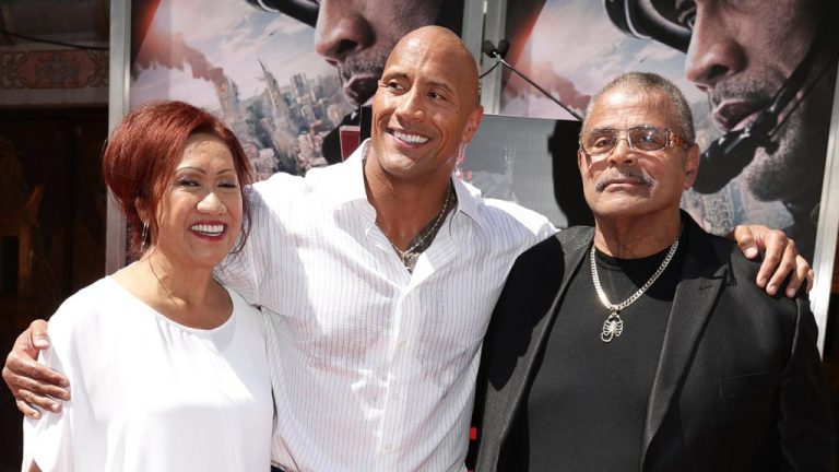 Dwayne Johnson dit qu'il regrette de ne pas avoir fait amende honorable avec son père pionnier avant sa mort
