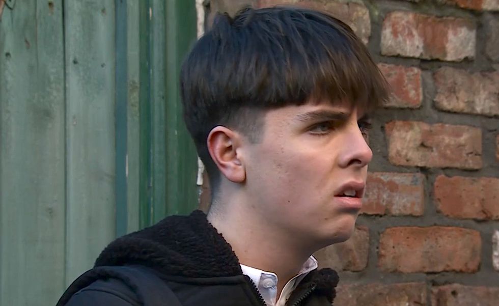 Lucas Toolan comme maçon dans Coronation Street