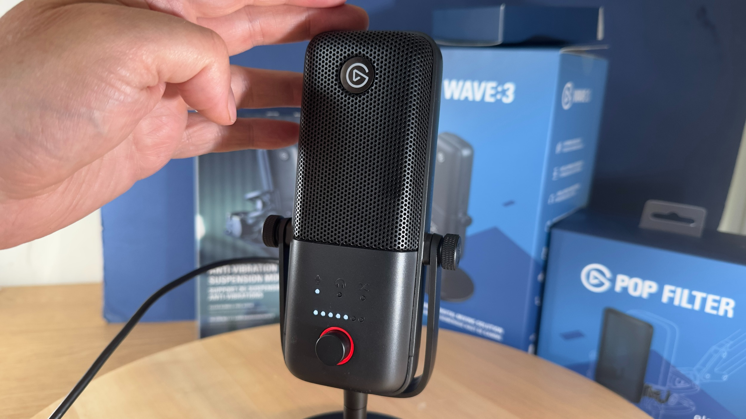 Image de revue d'Elgato Wave:3 montrant une photo légèrement agrandie du microphone.