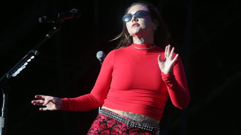 TEMPE, ARIZONA - MARCH 01: Elle King performs during the Extra Innings Festival at Tempe Beach & Arts Park on March 01, 2024 in Tempe, Arizona. (Photo by John Medina/Getty Images)