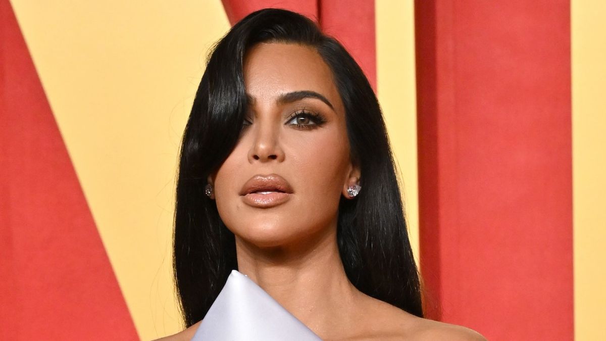 Emily Ratajkowski et Kim Kardashian portaient des robes structurées similaires à celles des Oscars après la fête, mais comment diable Emily a-t-elle pu rester ?
