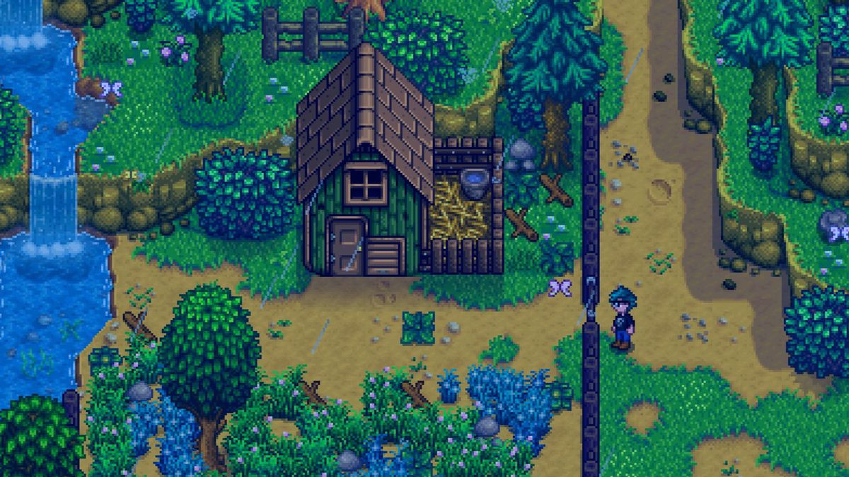 Un personnage de joueur de Stardew Valley debout devant la clôture du poulailler de la ferme Meadowlands.  Il est entouré d'herbes sauvages et d'herbes bleues.