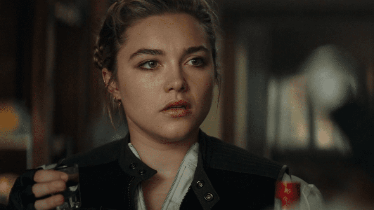 Florence Pugh montre un ensemble de Thunderbolts de Marvel
