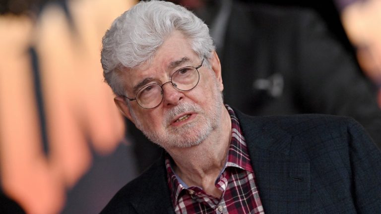 George Lucas montre son soutien au conseil d'administration et au PDG de Disney, Bob Iger, au milieu d'une bataille par procuration
