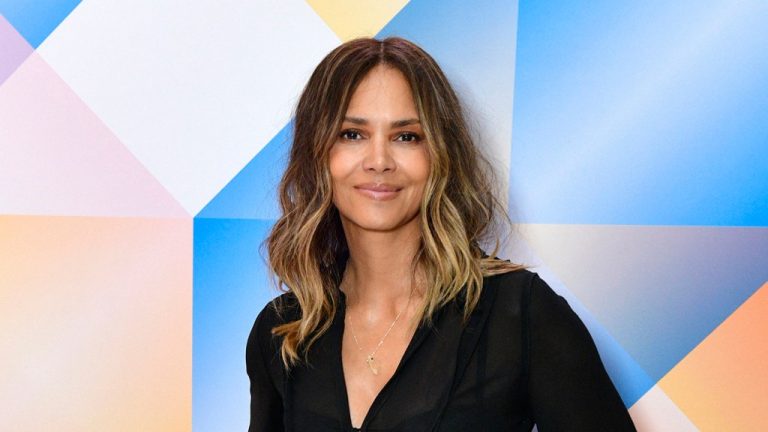 Halle Berry détaille la peur de l'herpès qui était en fait une périménopause lors d'une conversation avec la Première dame Jill Biden
