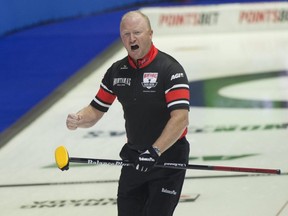 Le capitaine de l'équipe de l'Ontario, Scott Howard, célèbre après avoir battu l'équipe de la Colombie-Britannique 7-5 lors du deuxième tirage du Brier du Montana à Regina, le samedi 2 mars 2024.