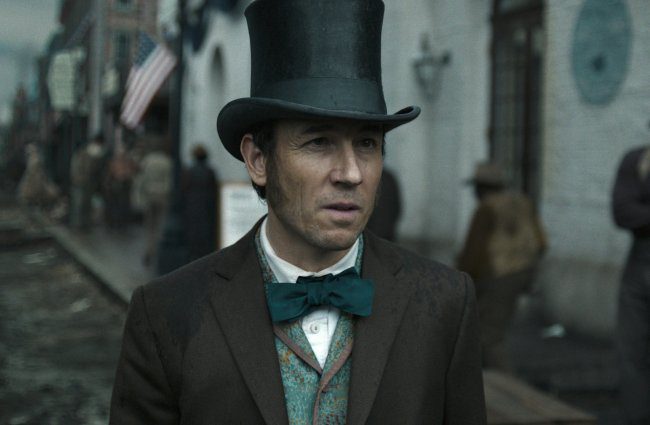 Interview de Tobias Menzies – « Manhunt » sur Apple TV Plus