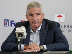 Le commissaire du PGA Tour, Jay Monahan, prend la parole lors d'une conférence de presse