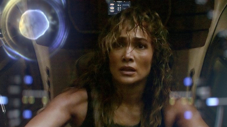 Jennifer Lopez traque un robot renégat dans la bande-annonce du nouveau film Netflix, Atlas
