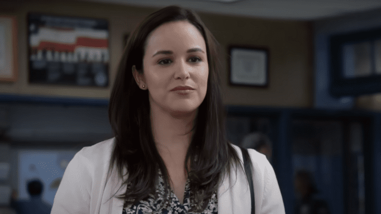 "J'espère qu'il aura une autre petite vie" : Melissa Fumero réagit à l'arrivée de Brooklyn Nine-Nine dans le top 10 de Netflix, des années après avoir terminé sur NBC
