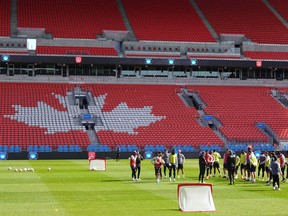 Les joueurs du Toronto FC s'entraînent au BMO Field de Toronto le vendredi 8 mars 2024. Après avoir égalé le total de points sur route de la saison dernière avec une égalité à Cincinnati et gagné en Nouvelle-Angleterre pour lancer la saison MLS, le Toronto FC cherche à ouvrir son compte à domicile contre le Charlotte FC samedi au BMO Field.