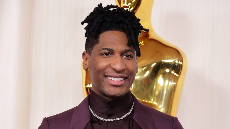 Jon Batiste félicite Beyoncé pour avoir brisé les barrières musicales avec son album country
