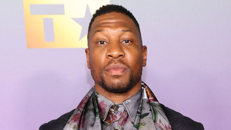 Jonathan Majors poursuivi par son ex-petite amie Grace Jabbari pour diffamation, voies de fait et coups et blessures 
