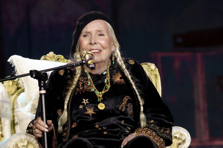 Joni Mitchell rejoint Neil Young et revient sur Spotify