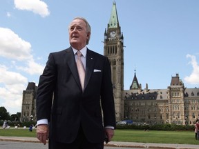 L'ancien premier ministre Brian Mulroney quitte la Colline du Parlement le mercredi 6 juin 2012.