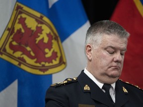 Le commissaire adjoint Dennis Daley, commandant de la GRC en Nouvelle-Écosse, se prépare à s'adresser aux journalistes à Truro, en Nouvelle-Écosse, le jeudi 30 mars 2023. La GRC devrait faire le point aujourd'hui sur les progrès réalisés par la police nationale dans son intervention. à l'enquête sur la fusillade de masse de 2020 en Nouvelle-Écosse.