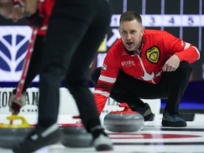 Le capitaine canadien Brad Gushue interpelle les balayeurs alors qu'il affronte la Nouvelle-Écosse lors du Brier, à Regina, le vendredi 1er mars 2024.