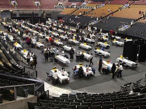 Une vue générale de la clinique de vaccination pour enfants contre la COVID-19 à la Scotiabank Arena de Toronto, le dimanche 12 décembre 2021.