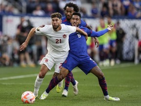 Le milieu de terrain canadien Jonathan Osorio (21 ans) déplace le ballon contre l'attaquant américain Jesús Ferreira (9 ans) lors d'un match de football demi-finale de la Gold Cup de la CONCACAF, le dimanche 9 juillet 2023, à Cincinnati.  Une blessure à la hanche a empêché le capitaine du Toronto FC, Osorio, de rejoindre le Canada pour les éliminatoires clés de la Copa America samedi prochain contre Trinité-et-Tobago.