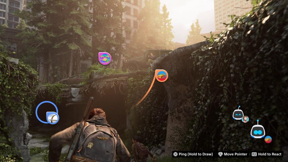 Capture d'écran de The Last of Us Part II, présentant les interactions de partage d'écran.  Les membres de l'audience du joueur ont des flèches (cercles avec des flèches orientées vers le haut vers la gauche) à différents points de l'écran.