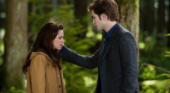 KRISTEN STEWART and ROBERT PATTINSON star in THE TWILIGHT SAGA: NEW MOON.