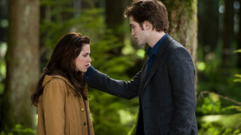 KRISTEN STEWART and ROBERT PATTINSON star in THE TWILIGHT SAGA: NEW MOON.