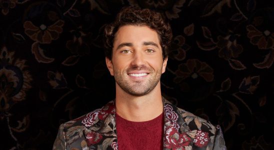 La star du « Bachelor » Joey Graziadei révèle que le diagnostic du syndrome de Gilbert est à l’origine de ses « yeux jaunes »