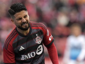 Le bon début de saison du Toronto FC dans la Major League Soccer est tempéré par une série de blessures.  Alors que l'équipe de John Herdman se prépare à accueillir le Sporting Kansas City samedi, les supporters attendent des informations sur le statut de la star italienne Insigne, qui a boité hors du terrain lors de la première mi-temps de la victoire 2-0 de la semaine dernière contre Atlanta United.  Insigne grimace lors d'un match de MLS contre le Charlotte FC à Toronto, le samedi 9 mars 2024.