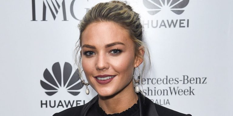 L'ancienne star de Home and Away, Sam Frost, célèbre une étape importante en matière de parentalité
