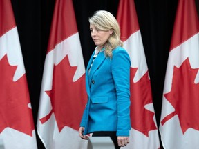 La ministre des Affaires étrangères Mélanie Joly arrive pour une conférence de presse aux journalistes sur la situation en Haïti, le lundi 25 mars 2024 à Ottawa.