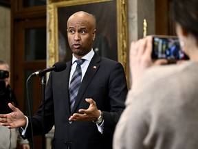 Le ministre du Développement international, Ahmed Hussen, discute aujourd'hui de la décision du Canada de reprendre l'aide à l'Office de secours et de travaux des Nations Unies pour les réfugiés de Palestine au Proche-Orient.  Hussen prend la parole dans le foyer de la Chambre des communes avant la période des questions sur la Colline du Parlement à Ottawa, le jeudi 15 février 2024.