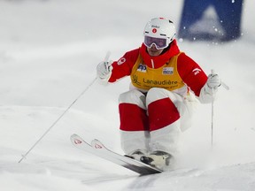 Mikael Kingsbury du Canada participe à la qualification masculine de bosses de la Coupe du monde de ski acrobatique à Val Saint-Côme, au Québec, le vendredi 19 janvier 2024. Kingsbury a remporté son 88e titre de Coupe du monde avec une victoire individuelle en bosses vendredi, mais a chuté à court d'obtenir son 25e Globe de cristal en carrière.LA PRESSE CANADIENNE/Sean Kilpatrick