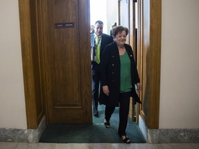 La ministre des Finances de la Saskatchewan, Donna Harpauer, part après avoir dévoilé le budget provincial à l'Assemblée législative de la Saskatchewan, à Regina.