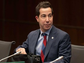 Le député libéral de Mont-Royal Anthony Housefather attend le début d'une session du Comité permanent des langues officielles, le vendredi 17 février 2023, à Ottawa.