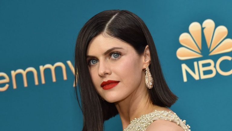 "Le genre de robe dont vous rêvez" : Alexandra Daddario se souvient de la robe transparente et perlée qu'elle portait sur le tapis rouge lorsqu'elle a été nominée aux Emmys
