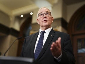 Le ministre de la Défense nationale, Bill Blair, s'adresse aux journalistes dans le foyer de la Chambre des communes, sur la Colline du Parlement, à Ottawa, le mardi 19 mars 2024.